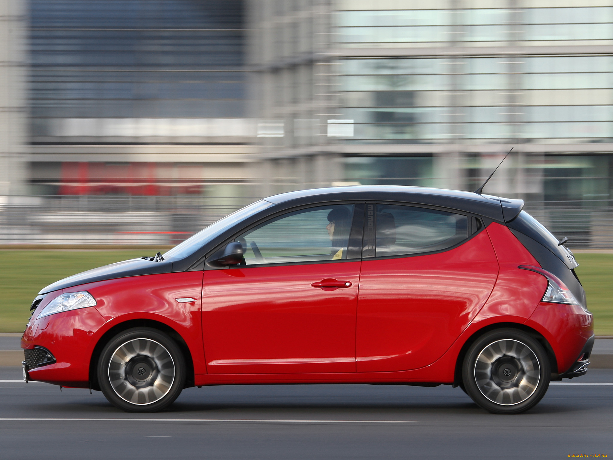 Машина Lancia Ypsilon 2014